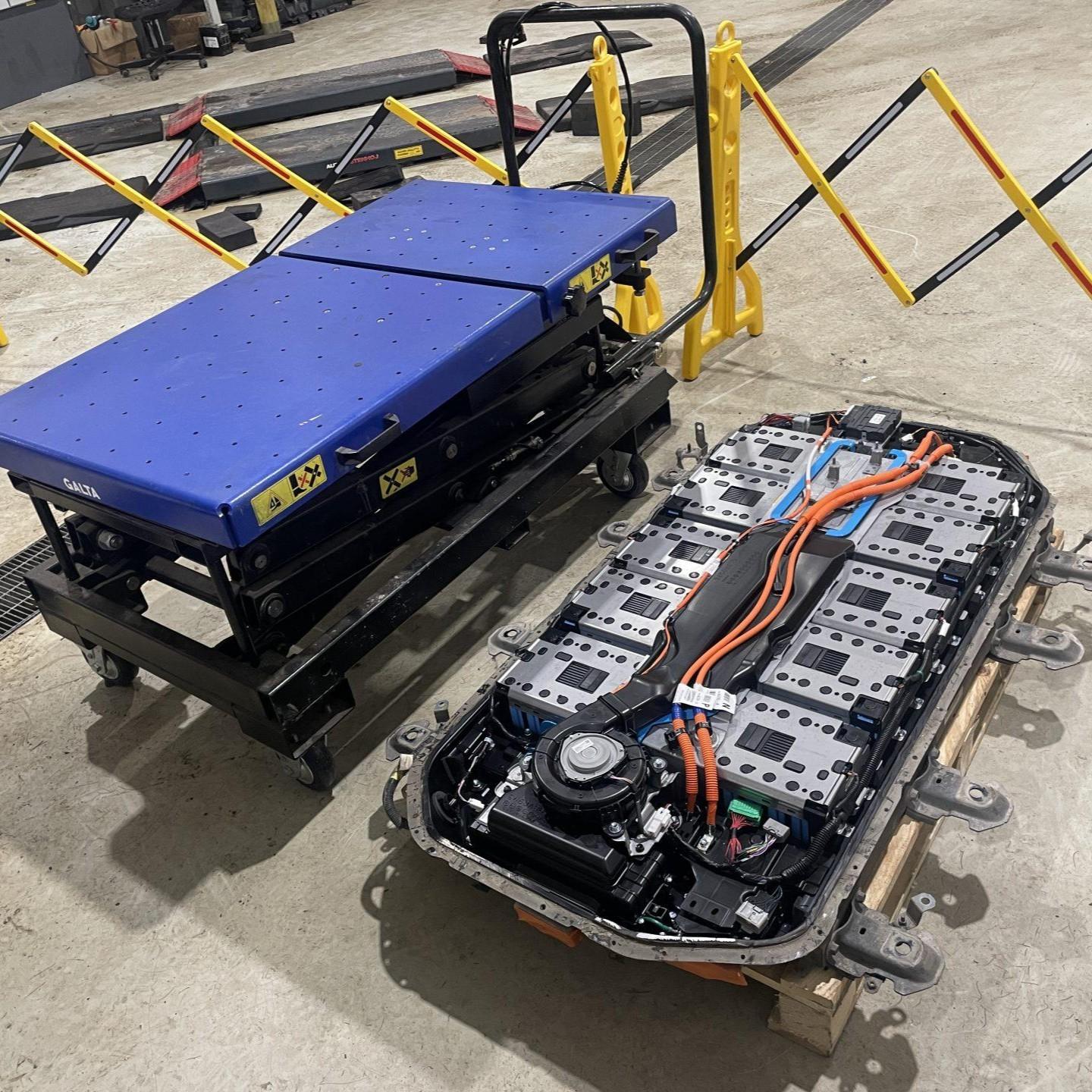 Sähkö- ja hybridiauton akun vaihto